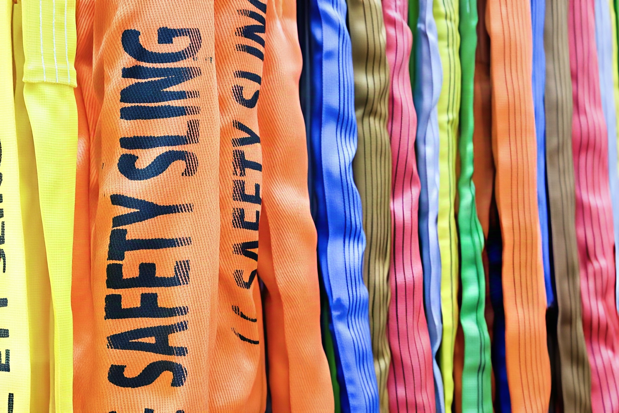 Sling Round vs. Sling Webbing Flat: Panduan Utama Anda untuk Mengangkat Efisiensi dan Keselamatan